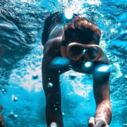 Eine Person mit Taucherbrille unter Wasser